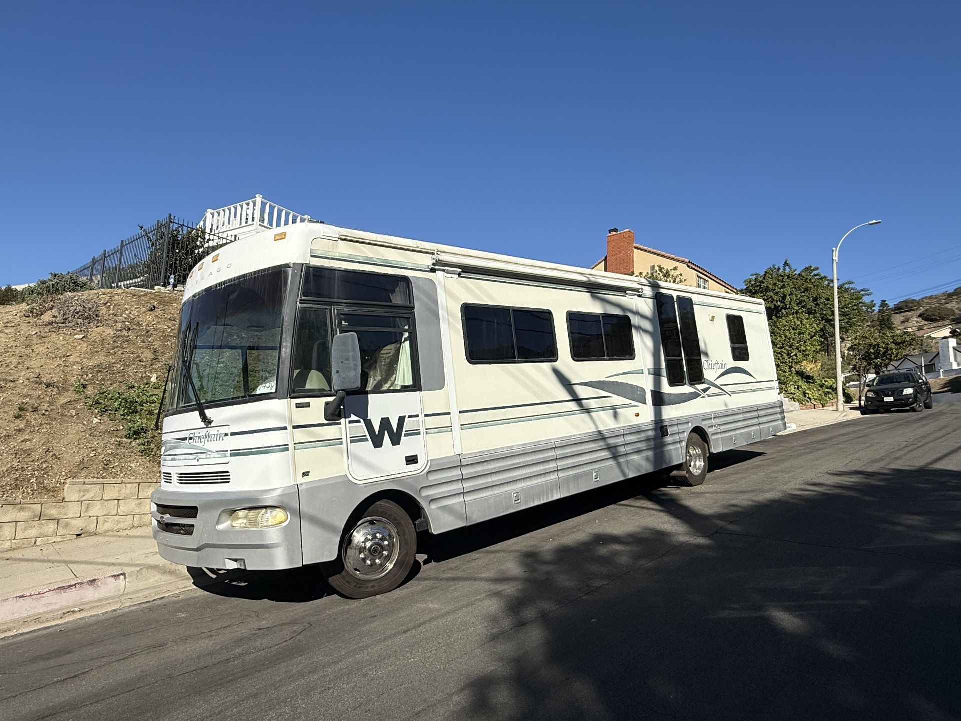 2000 Winnebago Chieftain RV Motorhome– 36 ft – LOW MILES