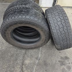 4 used tires 275 65r18 
2 tires Falken Wildpeak AT3 
2 tires toyo at11 open country $250.00 all 4