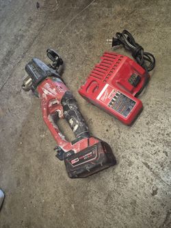 18 volts Milwaukee Fuel drill for sale looks duty but works strong batería and charger Include