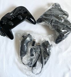 Nintendo Wii Black 2 Pro Controllers & 2 Nunchucks New/ Mint Conditions Bundle Lot