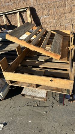 FREE FREE WOOD PALLETS