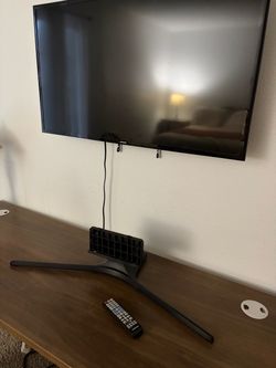 40 inch Samsung smart TV with stand and wall mount