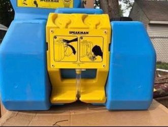 Commercial eyewash station