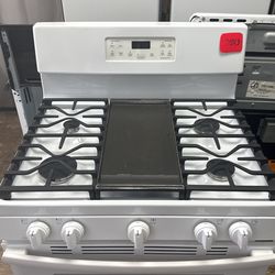 GE 30 in. 5.0 cu. ft. Oven Freestanding Gas Range with 5 Sealed Burners & Griddle - White  