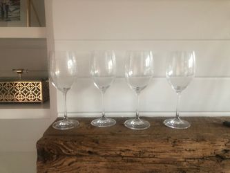 4 set wine glasses.