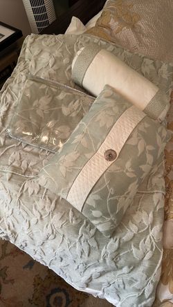 Embossed Duvet with decorative pillows Queen