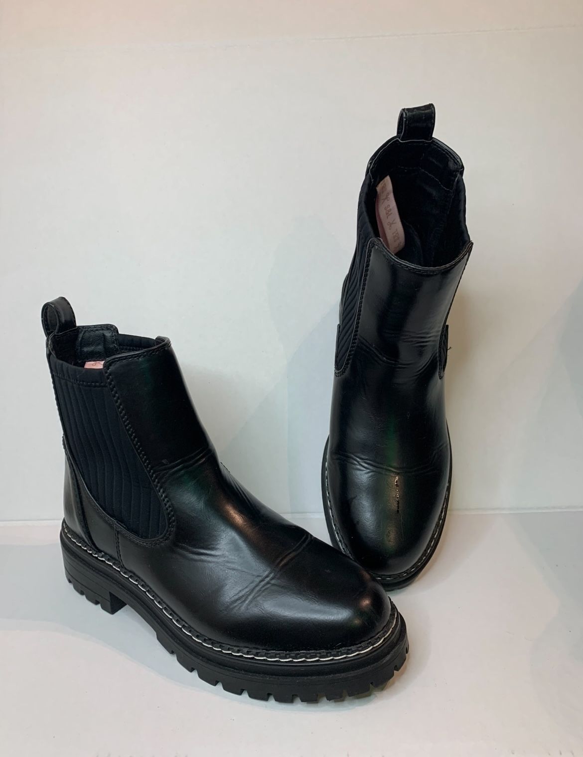 Black boots women size 8.5 booties. (A)