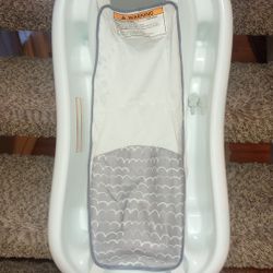 White First Year Baby Tub With Sling