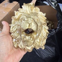 Lion Head / Outdoor Decor