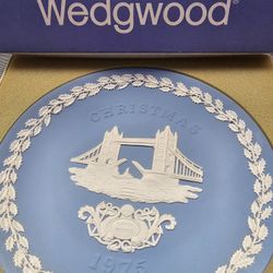 $25.00 - 1975 Christmas WATERFORD ENGLAND Collectible Plate!  Gorgeous "Tower Bridge"/Retired Collectible/In Original Box!