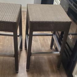 2 Baton barstools
