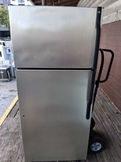 G.E Top Freezer Refrigerator