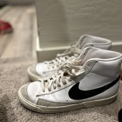 Nikes 9.5 Men 