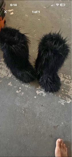 Faux fur boots in solid black. Size 10