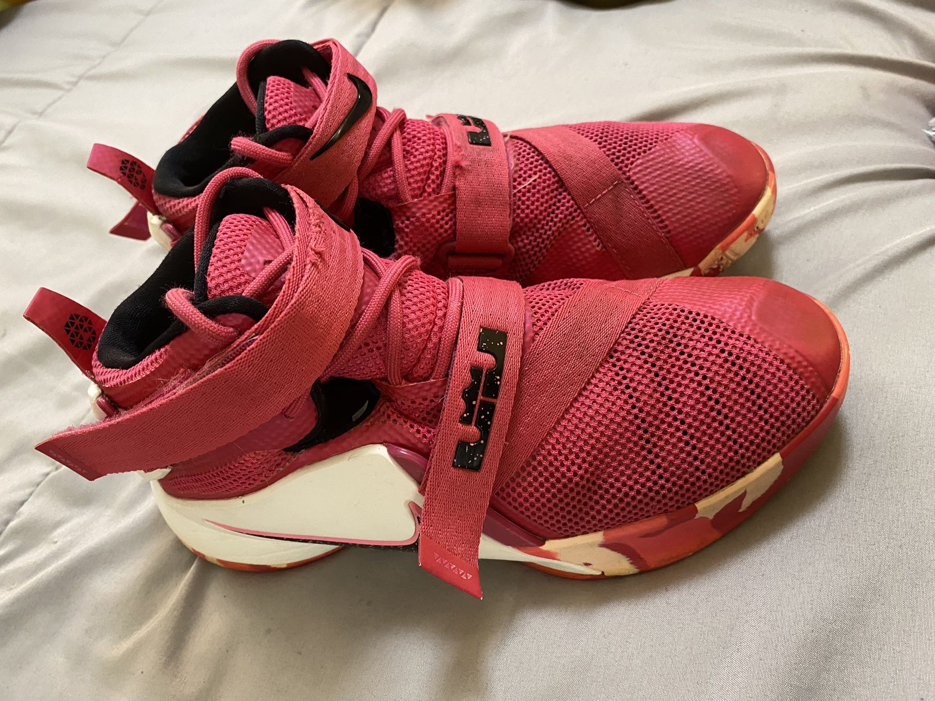 Nike Lebron Soldier IX “Think Pink” size 5y