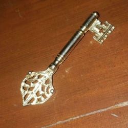 VINTAGE ORNATE GOLD CRUCIFIX CROSS SKELETON KEY BROOCH PIN COSTUME JEWELRY COLLECTABLE