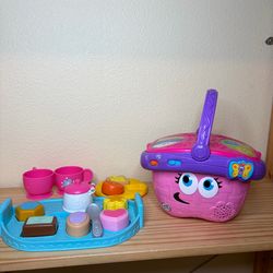 Toy picnic basket