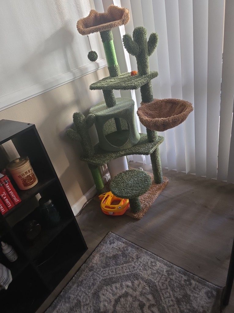 Brand New Cat Tree. Clean Home Cat Never Got On It