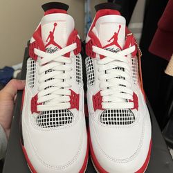 DS Jordan 4  Fire red  size 8.5
