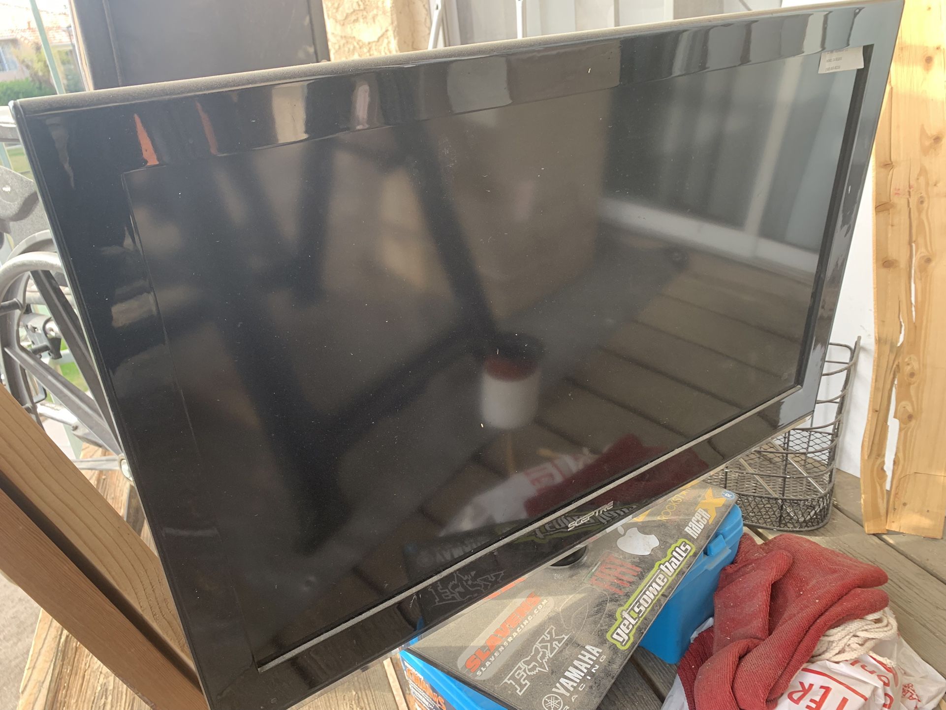 Sceptre TV, X32, Black , 2’7”L X 1’10”H X 8”W