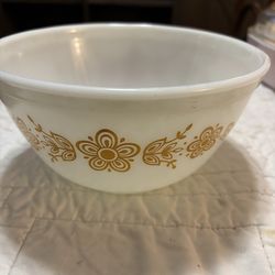 Vintage Pyrex Butterfly Gold pattern bowl