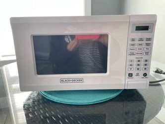 BLACK+DECKER Countertop Microwave – Works Great