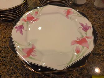 China dinner set service 8 plus Creamer, and sugar bowl + 2 extra large serving bowls. Never been used perfect