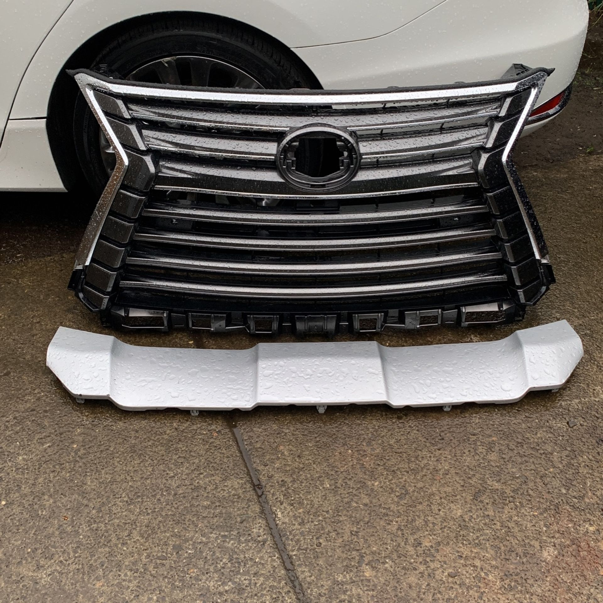 Lexus LX570 Front grill