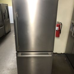 Hisense 30” Stainless Steel Apartment Size Refrigerator 