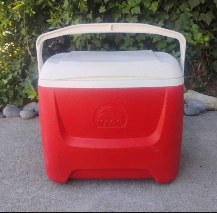 Ice Chest Cooler Excellent Condition 17" W X 17" D X 11" T