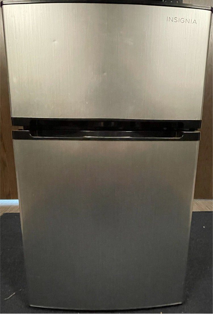 Refrigerator To Sell (pick up from Purdue Campus)