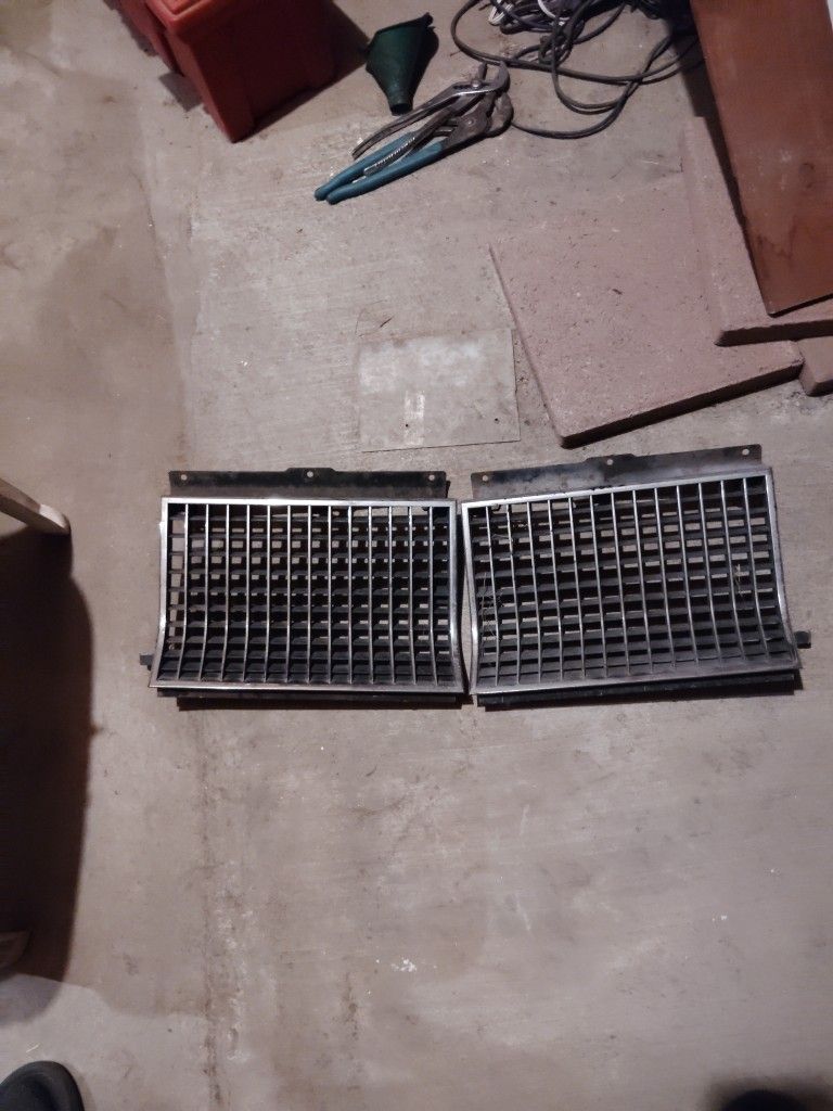 G-BODY CUTLASS GRILLS 81 & UP $150 GOOD CONDITION SELLING AS A PAIR