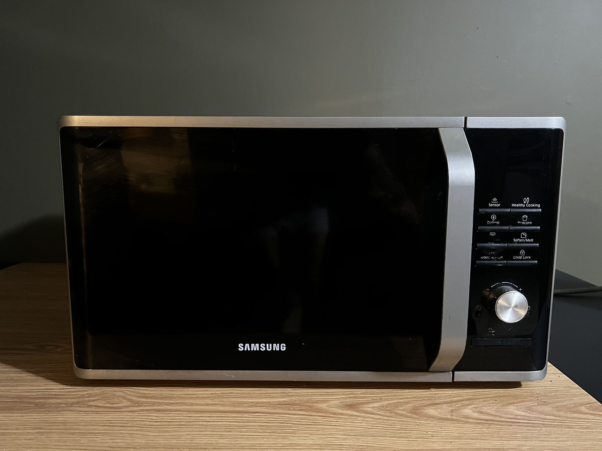 Samsung 1.1-cu ft 1000-Watt Sensor Cooking Controls Countertop Microwave (Silver Sand)