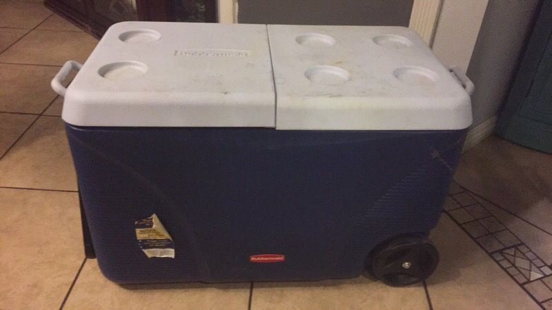 Rubbermate cooler with wheels