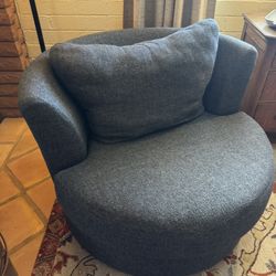 ROTATING ACCENT CHAIR