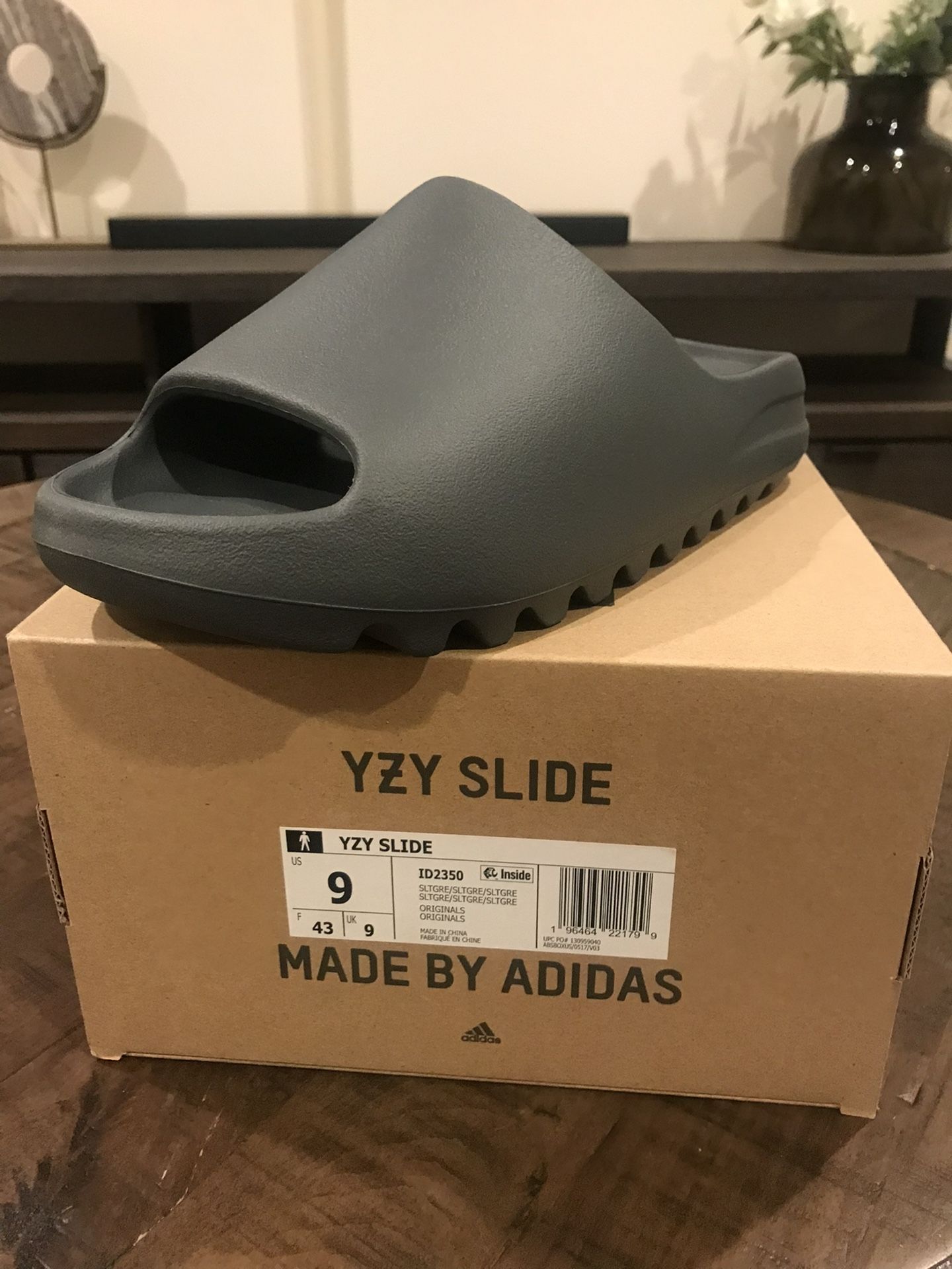 Size 9M Yeezy Slides 9 vs 10 in slides : r/yeezys main image 4