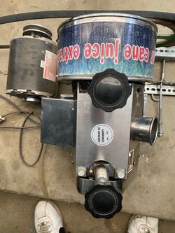 Sugarcane juicer