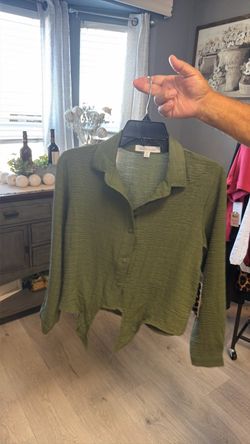 Bella + Me Green Button-Up Long Sleeve Top
