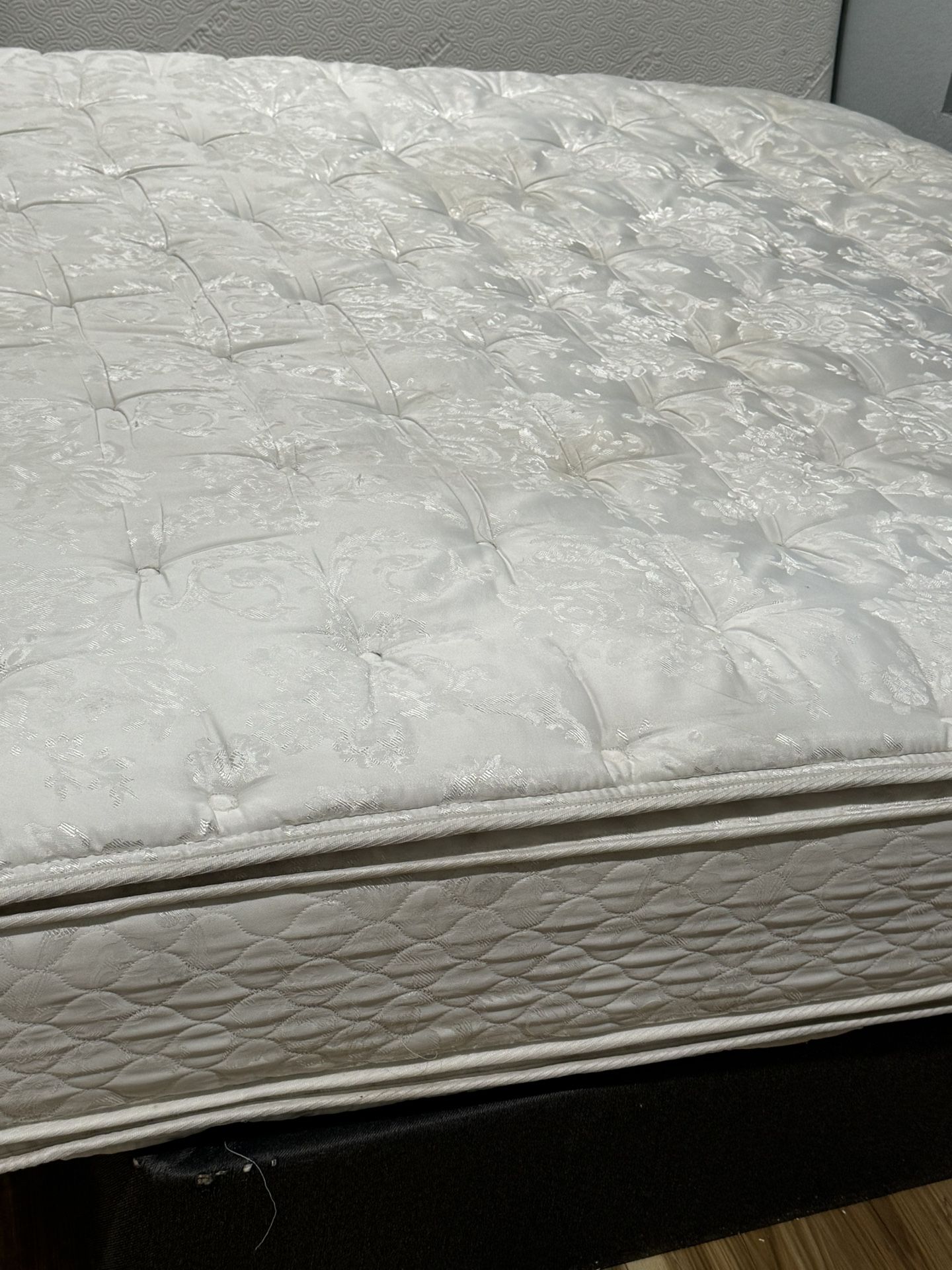 USED KING SIZE DOUBLE SIDE TOP PILLOWTOP MATTRESS WITH BOX SPRINGS DELIVERY 🚚 AVAILABLE