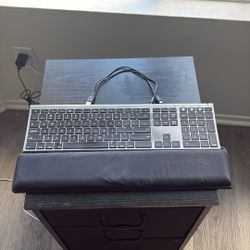 Full Size Keyboard + HyperX Wrist Rest + USB Cable