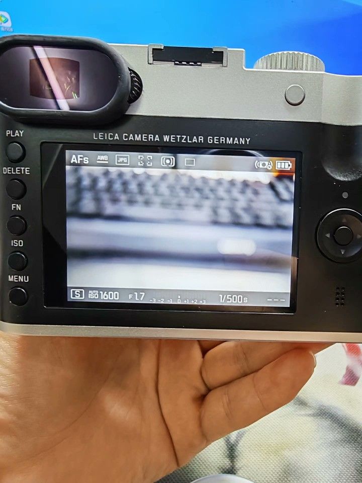 Leica Q silver body, TYP116 body overall color is good. There is a slight