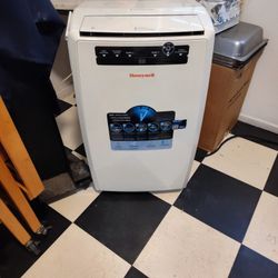 PORTABLE AC UNIT BY HONEYWELL 