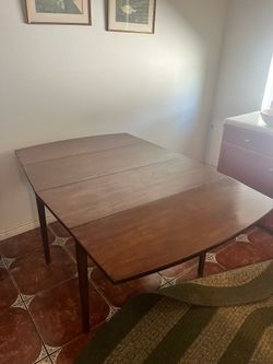 Drop leaf extending table