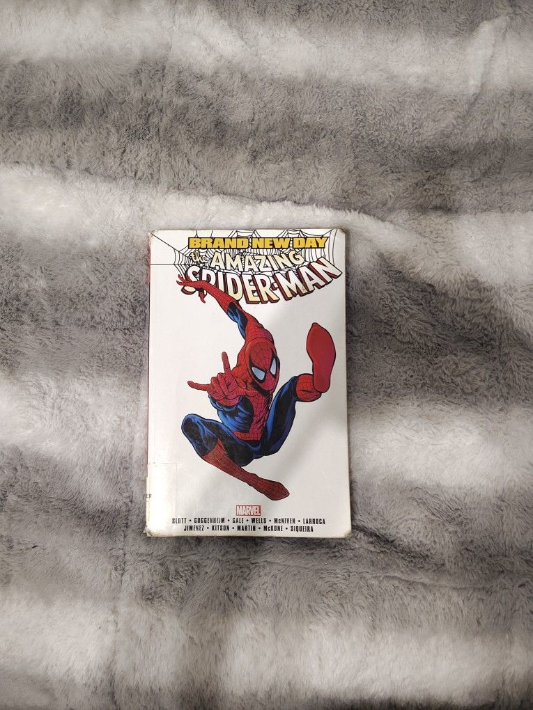 Brand New Day The Amazing Spider-Man Marvel Slott • Guggenheim • Gale • Wells • Mcniven • Larroca • Jimenez • Kitson • Martin • Mckone • Siqueira
