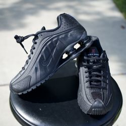 Nike Shox R4  Black/Black/Bright Crimson/Black 