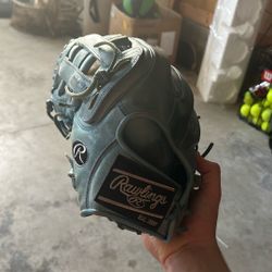 Left Handed Heart Of The Hide Outfield Glove