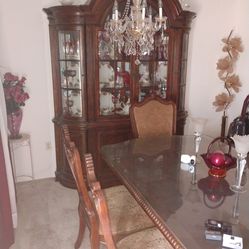 Like new dining room table