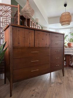 Broyhill Premier Saga Gentleman’s Chest – Mid-Century Modern Walnut