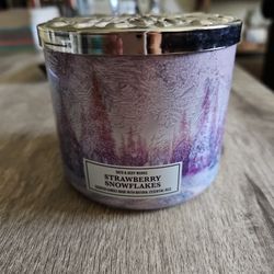 Bath & Body Candle Strawberry Snowflakes
