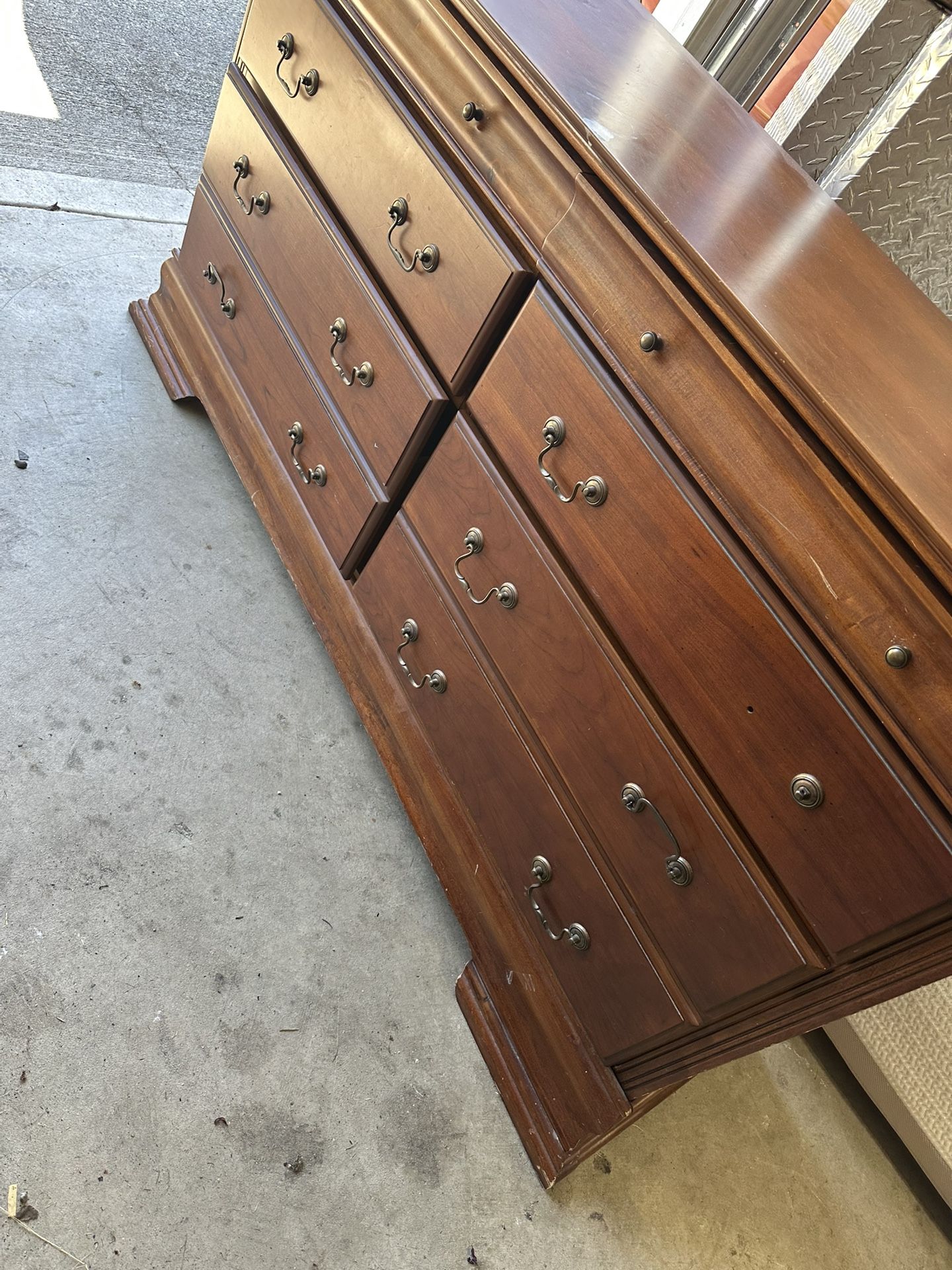 Dresser/cabinet